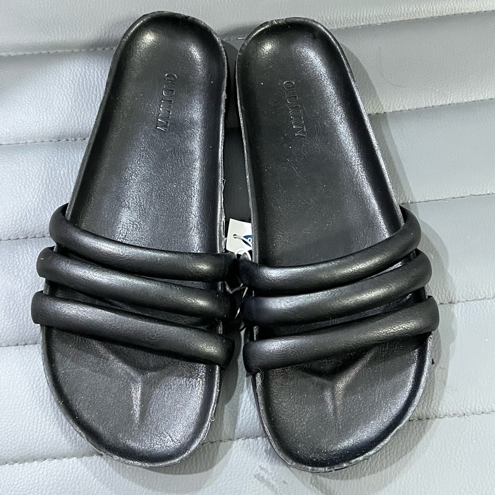 Old navy faux leather triple strap size 7